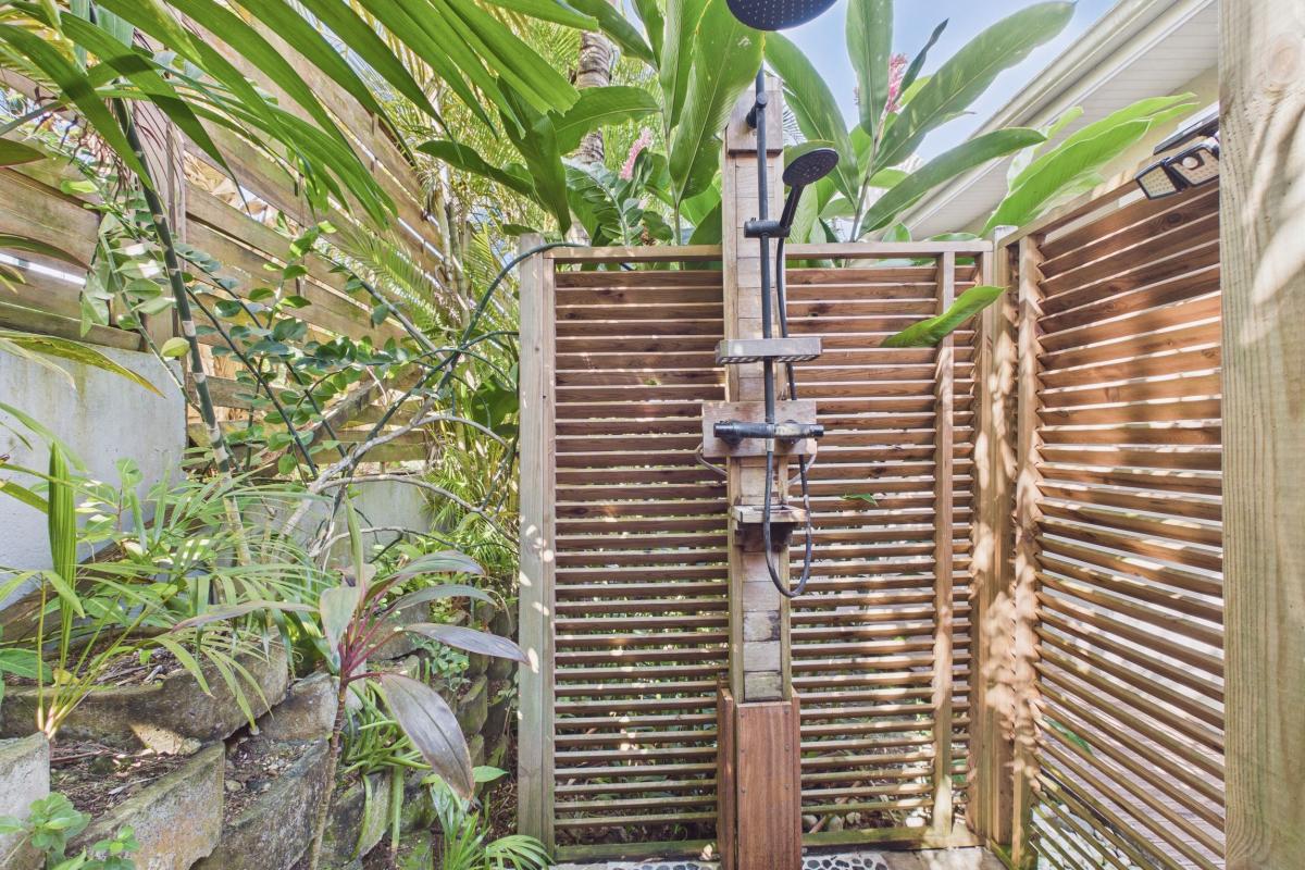 Location villa 10 personnes 5 chambres Martinique  - douche extérieure